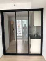 กั้นห้องครัวห้องนั่งเล่นด้วยประตูบานเลื่อนสามบานคอนโดยูนิโอเอช ติวานนท์