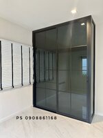 บิ้วอินตู้เสื้อผ้าด้วยอลูมิเนียมสีดำกระจกสีชาดำพร้อมชั้นวางของราวแขวนเสื้อและกางเกง