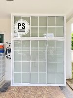 บิ้วอินตู้เก็บของบริเวณโรงรถพร้อมชั้นวางของอลูมิเนียมสีขาวกระจกฝ้าคาดลายลูกฟัก