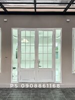 ประตูหน้าบ้านบานเปิดคู่อลูมิเนียมสีขาวกระจกเขียวตัดแสงคาดลายลูกฟัก พร้อมหน้าต่างบานเปิดกระจกอลูมิเนียม