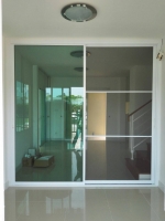 กั้นห้องบานอลูมิเนียมเลื่อนสลับกระจก1บานมุ้งลวด1บานอลูมิเนียมสีขาวกระจกเขียวใสตัดแสง