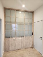 บิ้วอินตู้เสื้อผ้าด้วยอลูมิเนียมลายไม้สไตล์ญี่ปุ่นพร้อมชั้นวางของและราวแขวน สวยงาม ทนทาน ปลวกไม่กิน