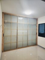 บิ้วอินตู้เสื้อผ้าด้วยอลูมิเนียามลายไม้กระจกฝ้าสไตล์ญี่ปุ่นพร้อมชั้นวางของราวแขวนเสื้อและกางเกง