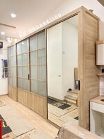 บิ้วอินตู้เสื้อผ้าอลูมิเนียมลายไม้สไตล์โมเดิร์นพร้อมชั้นวางของราวแขวนด้านในแขนเสื้อได้เยอะหมดปัญหาเรื่องปลวก