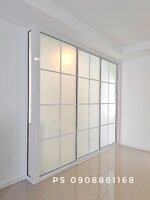 กั้นห้องเข้ามุมด้วยประตูบานเลื่อนสามบานอลูมิเนียมสีขาวกระจกฝ้าคาดลายลูกฟัก