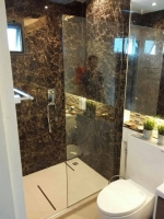 กั้นห้องน้ำโดยใช้กระจกอบเทมเปอร์แบบไม่มีประตู