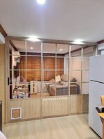 กั้นห้องน้องแมวด้วยประตูบานเลื่อนอลูมิเนียมลายไม้สไตล์ญี่ปุ่นกระจกใสพร้อมประตูแมว