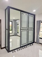 บิ้วอินตู้เสื้อผ้าอลูมิเนียมสีดำกระจกเงาและฝ้าคาดลายลูกฟักพร้อมชั้นวางของและราวแขวนสแตนเลส