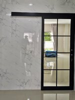 ประตูบานเลื่อนแขวนเดี่ยวสไตล์ลอฟท์ใช้แทนประตูบานเปิดของเดิม