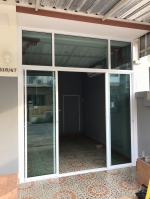 กั้นห้องทาวน์โฮมด้วยอลูมิเนียมสีขาวกระจกเขียวใสประตูบานเลื่อนสองบานบานตายสองบานพร้อมช่องแสงบน