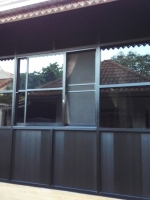 หน้าต่างบานเลื่อนพร้อมบานตายและมุ้งลวดอลูมิเนียมสีดำกระจกสีชาดำ