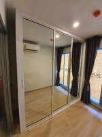 บิ้วอินตู้เสื้อผ้าด้วยกระจกอลูมิเนียม พร้อมชั้นและราวแขวนเสื้อ