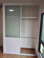 บิ้วท์อินตู้เสื้อผ้าคอนโดศุภาลัยคิ้วท์ด้วยอลูมิเนียมสีขาวกระจกฝ้าตัดกับลูกฟูกสีขาว