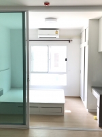 กั้นแบ่งห้องนอนห้องนั่งเล่นด้วยอลูมิเนียมสีขาวกระจกเขียวใสตัดแสงบานเลื่อนสามบานคนโดยูนิโอจรัญ3กรุงเทพ