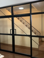 กั้นห้องด้วยประตูบานเลื่อนแขวนอลูมิเนียมสีดำกระจกใสพร้อมมือจับสีดำ