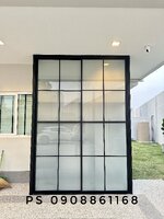 บิ้วอินตู้รองเท้าและตู้เก็บของบริเวณโรงจอดรถพร้อมชั้นวางของด้วยกระจกอลูมิเนียม