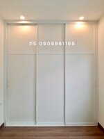 บิ้วอินตู้เสื้อผ้าด้วยประตูอลูมิเนียมพร้อมปาติเกิลแผ่นขาวทึบ