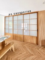 กั้นห้องในบ้านด้วยประตูบานเลื่อนอลูมิเนียมลายไม้สักทองกระจกฝ้าสไตล์โมเดิร์น กันแอร์ กันกลิ่น กันเสียง เข้ากับบ้าน ทำให้ภาพรวมบ้านดูสวยขึ้น อลูมิเนียมลายไม้ให้ความรู้สึกเหมือนไม้จริง