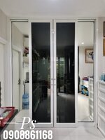 กั้นห้องด้วยประตูบานเลื่อนแขวนอลูมิเนียมสีขาวกระจกชาและเงา