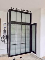 บิ้วอินตู้รองเท้าหน้าบ้านด้วยบานเลื่อนอลูมิเนียมสีดำกระจกฝ้าพร้อมชั้นวางของด้านใน