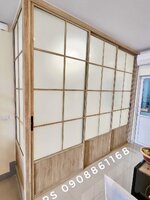 กั้นห้องนอนด้วยประตูบานเเลื่อนอลูมิเนียมลายไม้กระจกฝ้าคาดลายลูกฟัก ส่วนตัวและสวยงาม