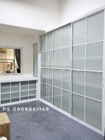 บิ้วอินตู้เก็บของและตู้รองเท้าบริเวณโรงรถด้วยงานกระจกอลูมิเนียมพร้อมชั้นวางของด้านในทนแดดทนฝน