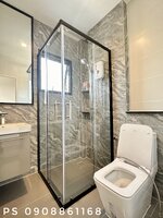 กั้นแบ่งส่วนเปียกแห้งในห้องน้ำเข้ามุมด้วยประตูบานเลื่อนอลูมิเนียมสีดำกระจกเทมเปอร์ใส