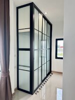 บิ้วอินตู้เสื้อผ้าบานเลื่อนอลูมิเนียมสีดำกระจกฝ้าสไตล์โมเดิร์นพร้อมชั้นวางของและราวแขวนด้านใน