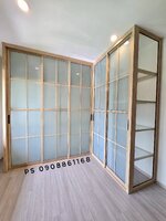 บิ้วอินตู้เสื้อผ้าบานเลื่อนเข้ามุมอลูมิเนียมลายไม้มูจิกระจกฝ้าสไตล์ญี่ปุ่นพร้อมชั้นวางของและราวแขวนสแตนเลส