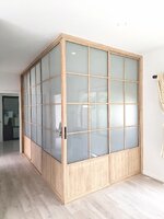 กั้นห้องนอนสองฝั่งด้วยประตูบานเลื่อนเข้ามุมอลูมิเนียมลายไม้มูจิกระจกฝ้าคาดลายลูกฟักสไตล์ญี่ปุ่น