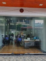 กั้นหน้าตึกแถวด้วยประตูบานเปลือยกระจกนิรภัย(เทมเปอร์)