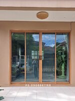 เปลี่ยนประตูบ้านบานไม้จริงให้เป็นประตูบานเลื่อนลายไม้สักทองกระจกเขียวตัดแสงพร้อมมุ้งลวด รื้อพร้อมติดตั้งเสร็จในวันเดียว