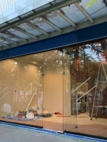 กั้นหน้าร้านค้าด้วยกระจกบานเปลือยและประตูกระจก