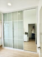 บิ้วอินตู้เสื้อผ้าด้วยประตูบานเลื่อนอลูมิเนียมสีขาวกระจกเงาและฝ้าคาดลายลูกฟักพร้อมชั้นวางของราวแขวน