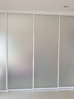 บานเลื่อนประตูกั้นห้องอลูมิเนียมสีอบขาวกระจกฝ้าบานเลื่อนสี่บานเลื่อนไปเก็บที่บานตายหนึ่งบาน