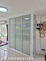 บิ้วอินตู้เก็บของด้วยประตูบานเลื่อนพร้อมชั้นวางของกระจกอลูมิเนียม