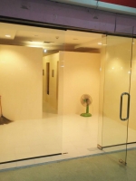 กั้นห้องร้านค้าหรืออาคารพาณิชย์ด้วยกระจกบานเปลือยเทมเปอร์