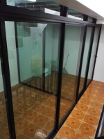 กั้นห้องให้แมวด้วยอลูมิเนียมสีดำกระจกเขียวใสตัดแสงและทำระบบระบายอากาศ