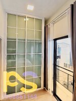 บิ้วอินตู้เสื้อผ้ากระจกอลูมิเนียมพร้อมราวแขวนเสื้อและชั้นวางของด้านในสไตล์โมเดิร์น