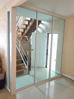 กั้นห้องภายในบ้านและบริเวณที่ต่อเติมด้วยอลูมิเนียมสีขาว