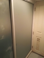 กั้นห้องน้ำเพื่อแยกส่วนเปียกแห้งโดยใช้อลูมิเนียมบานเลื่อนสีขาวกระจกฝ้า