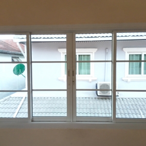 หน้าต่างบานเลื่อนอลูมิเนียมพร้อมบานตาย