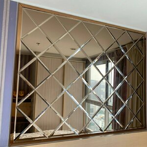 ติดตั้งกระจกเงาเพื่อการตกแต่งให้ห้องดูกว้างและสวยงาม