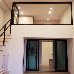 กั้นห้องชั้นลอยด้วยกระจกอลูมิเนียมคอนโดไนท์บริดจ์ ดูเพล็กซ์ ติวานนท์