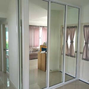 กั้นอลูมิเนียมเพื่อทำเป็นที่เก็บของหรือตู้เสื้อผ้า