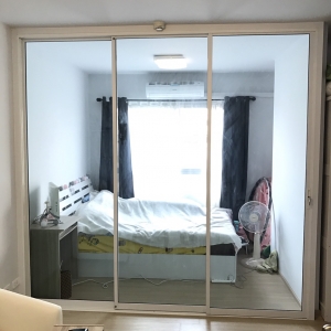กั้นห้องนอนห้องนั่งเล่นด้วยบานเลื่อนสามบานกระจกอลูมิเนียมพลัมคอนโดสามัคคีนนทบุรี