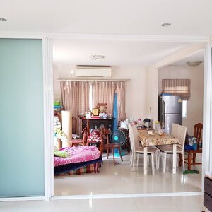 กั้นห้องรับแขกหรือห้องนอนด้วยประตูอลูมิเนียมบานเลื่อนสี่บานเลื่อนเก็บที่บานตายหนึ่งบาน