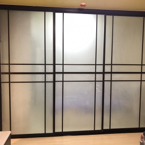 การกั้นห้องประตูหน้าต่างด้วยกระจกอลูมิเนียมพร้อมแปะคิ้วลูกฟักเพื่อเพิ่มความสวยงาม