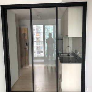 กั้นห้องครัวห้องนั่งเล่นด้วยประตูบานเลื่อนสามบานคอนโดยูนิโอเอช ติวานนท์ นนทบุรี