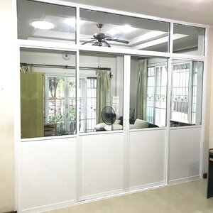 กั้นห้องด้วยประตูบานเลื่อนแบบมีลูกฟูกอลูมิเนียมทึบด้านล่างแทนกระจก